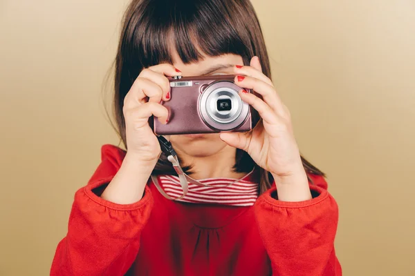 Niña filmando una cámara digital — Foto de Stock