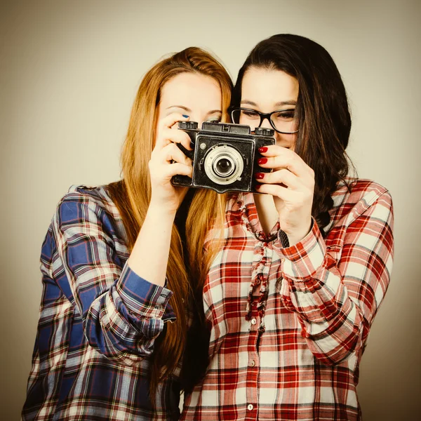 Hipster girls using an old camera — Stock Photo, Image