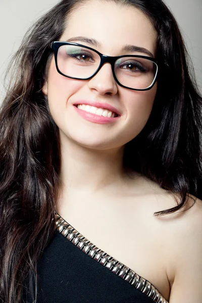 Vacker tjej med glasögon leende — Stockfoto