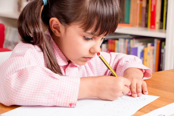 Petite fille apprenant à écrire — Photo