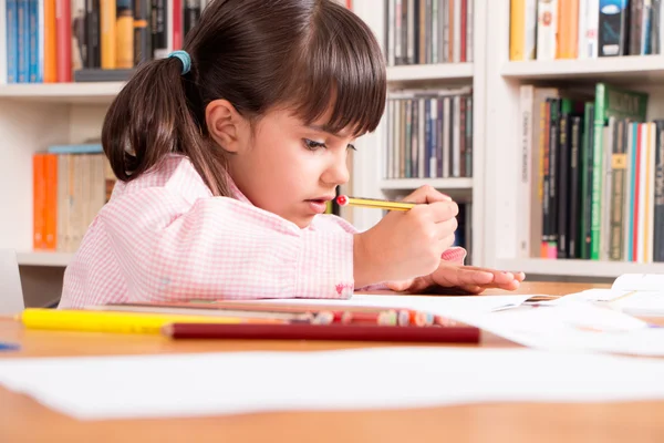 Meisje thuiswerk doen — Stockfoto