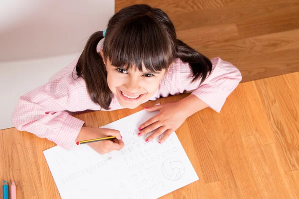 Menina aprendendo a escrever — Fotografia de Stock