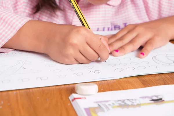 Girl learning to write — Stock Photo, Image