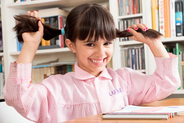 Rolig skola flicka med flätor — Stockfoto