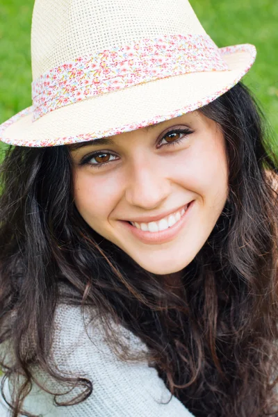 Beautiful girl with straw hat — Stock Photo, Image