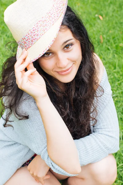 Menina bonita com chapéu de palha — Fotografia de Stock