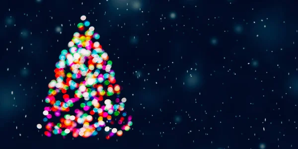 Kerstboom Gemaakt Van Kleurrijke Onscherpe Kerstverlichting Sneeuwnacht Kopieerruimte — Stockfoto