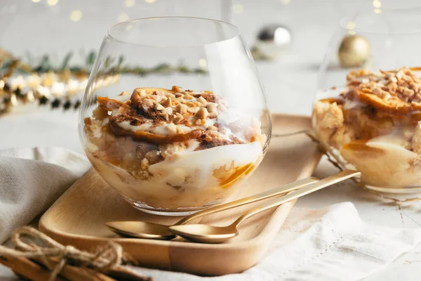 Juldessert Glas Bestående Bakat Äpple Krispiga Mandelkakor Vaniljsås Sylt Yoghurt — Stockfoto