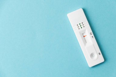 Mavi arka planda SARS-COV-2 antijen test kartı yok