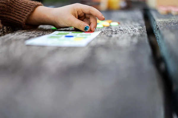 Mano Bambino Con Smalto Unghie Giocare Bingo Tavolo Legno Rustico — Foto Stock