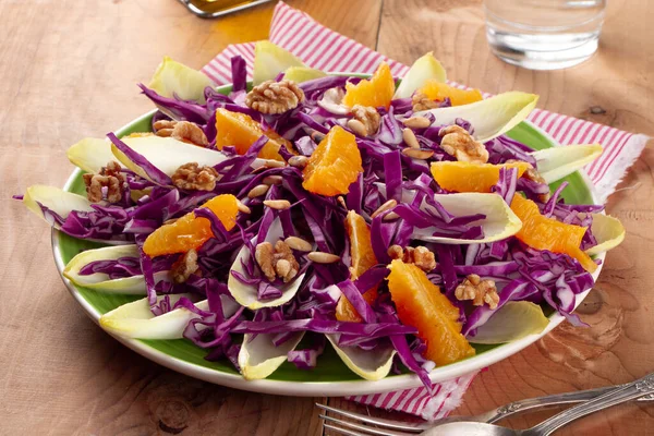 Salade Chou Rouge Avec Endive Fruits Orange Pignons Grillés Noix — Photo