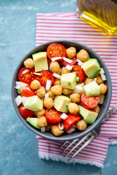 Gesunder Und Köstlicher Kichererbsensalat Mit Kirschtomaten Avocado Gurken Und Zwiebeln — Stockfoto