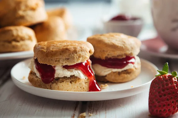 Traditionele Britse Scones Met Clotted Cream Aardbeienjam Voor Theetijd — Stockfoto