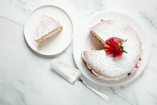 Bovenaanzicht Van Zelfgemaakte Victoria Spons Cake Gevuld Met Aardbeien Jam — Stockfoto
