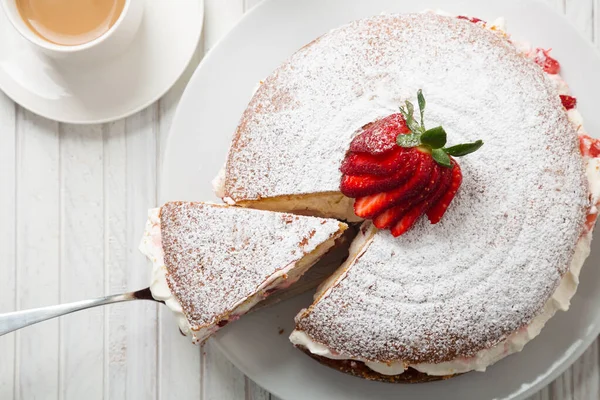 Bovenaanzicht Van Victoria Spons Cake Gevuld Met Aardbeien Jam Slagroom — Stockfoto