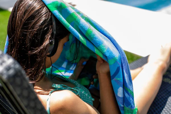 Девочка Подросток Наушниками Покрывает Голову Полотенцем Защитить Солнца Смотреть Экран — стоковое фото
