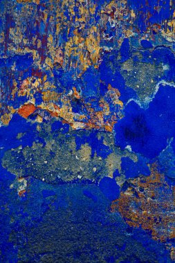 Eski mavi çivit mavisi, çatlamış desenli ve farklı renklerde duvarlar.