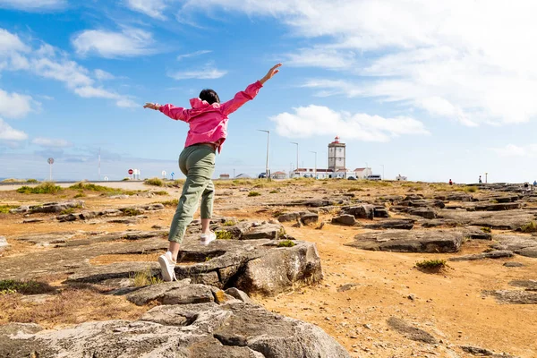 Ragazza Che Salta Rocce Con Braccia Tese Mantello Carvoeiro Con — Foto Stock