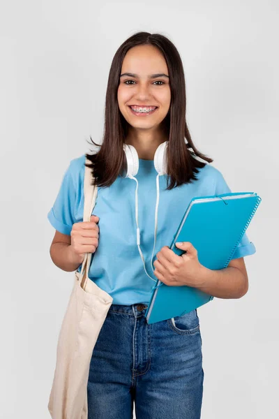Šťastný Dospívající Dívka Student Rovnátka Drží Složku Tote Taška Úsměvem — Stock fotografie