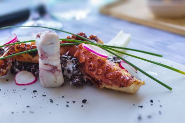 Menton, Fransa 'da bir restoranda siyah fasulyeli ızgara ahtapot. Nefis Fransız mutfağı. Azure sahilinde dinlenmek.