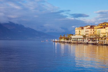 Bellagio, İtalya, Kasım 2021. Como Gölü kıyısındaki Bellagio İtalya 'nın küçük bir tatil köyü. Gölün güzel manzarası, gün batımında iskele..