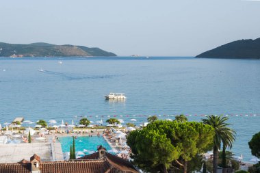 İgalo, Karadağ, Ağustos 2021. Boko-Kotor Körfezi manzarası, dağlar ve Herceg Novi köyü. Igalo tatil köyü. Karadağ 'dan Seyahat.