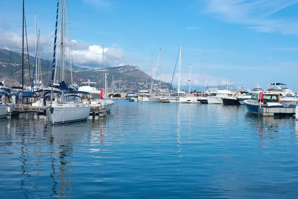 Villefranche-sur-Mer, Fransa, Eylül 2021. Sabahın erken saatlerinde Villefranche-sur-Mer 'de Fransız Riviera tatil köyünde. Deniz, yatlar ve tekneler gün ışığında.