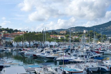 Saint-Jean-Cap-Ferrat, Fransa, Eylül 2021. Provence Saint-Jean-Cap-Ferrat bölgesindeki Cote d 'Azur tatil beldesinde yat ve tekne parkı. Fransız Rivierası. Zengin hayat.