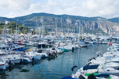 Saint-Jean-Cap-Ferrat, Fransa, Eylül 2021. Provence Saint-Jean-Cap-Ferrat bölgesindeki Cote d 'Azur tatil beldesinde yat ve tekne parkı. Fransız Rivierası. Zengin hayat.
