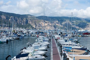 Saint-Jean-Cap-Ferrat, Fransa, Eylül 2021. Provence Saint-Jean-Cap-Ferrat bölgesindeki Cote d 'Azur tatil beldesinde yat ve tekne parkı. Fransız Rivierası. Zengin hayat.