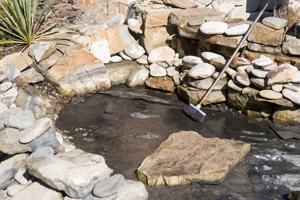 Velké Špinavé Kameny Pozadí Bazénu Výstavba Úklid Okrasného Rybníka Zahradě Royalty Free Stock Obrázky
