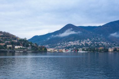 İtalya 'nın Lombardy bölgesinde bulutlu bir günde Como Gölü' nün güzel manzarası. İtalya 'ya git.