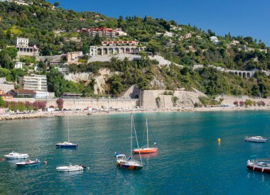 Villefranche-sur-Mer, Fransa, Eylül 2021. Sabahın erken saatlerinde Villefranche-sur-Mer 'de Fransız Riviera tatil köyünde. Deniz, yatlar ve tekneler gün ışığında.