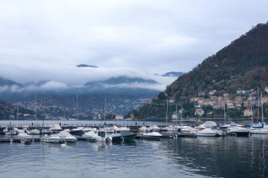 Como, İtalya, Kasım 2021. İtalya 'nın Lombardy bölgesinde bulutlu bir günde Como gölü ve şehir manzarası çok güzel. İtalya 'ya git.