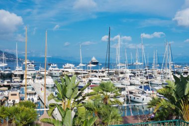 Saint-Jean-Cap-Ferrat, Fransa, Eylül 2021. Provence Saint-Jean-Cap-Ferrat bölgesindeki Cote d 'Azur tatil beldesinde yat ve tekne parkı. Fransız Rivierası. Zengin hayat.