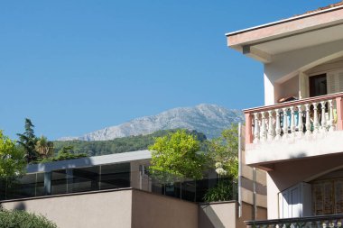 Karadağ 'ın Herceg Novi köyündeki mavi gökyüzüne karşı dağın manzarası. Yaz tatili.