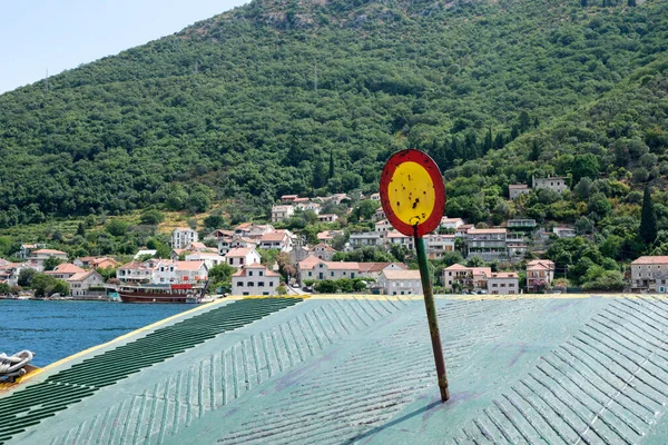 Traghetti Che Attraversano Kamenari Lepetani Montenegro Nella Baia Kotor Vista — Foto Stock