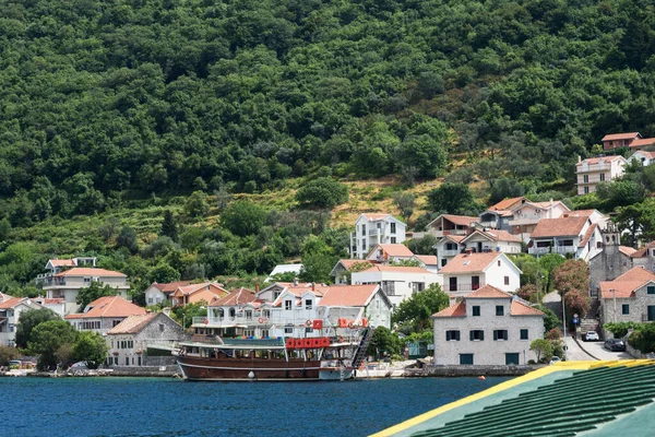 Färja Över Kamenari Lepetani Montenegro Kotorbukten Utsikt Över Bergen Hus — Stockfoto