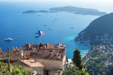 Fransız Rivierası 'nda bir köy olan Eze' nin tepesinden Akdeniz kıyısının resimli görüntüsü. Eze, Fransa 'nın en genç botanik bahçesi.