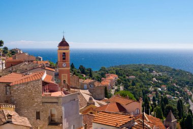 Monako yakınlarındaki Akdeniz kıyısındaki Roquebrune-Cap-Martin 'deki antik şatonun kalesinden deniz manzarası ve Cote d' Azur. Cote d 'Azur boyunca seyahat et..
