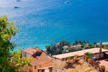Monako yakınlarındaki Akdeniz kıyısındaki Roquebrune-Cap-Martin 'deki antik şatonun kalesinden deniz manzarası ve Cote d' Azur. Cote d 'Azur boyunca seyahat et..