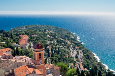 Monako yakınlarındaki Akdeniz kıyısındaki Roquebrune-Cap-Martin 'deki antik şatonun kalesinden deniz manzarası ve Cote d' Azur. Cote d 'Azur boyunca seyahat et..