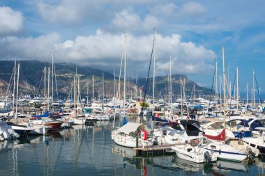 Saint-Jean-Cap-Ferrat, Fransa, Eylül 2021. Provence Saint-Jean-Cap-Ferrat bölgesindeki Cote d 'Azur tatil beldesinde yat ve tekne parkı. Fransız Rivierası. Zengin hayat.