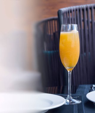 Restorandaki bir masada taze sıkılmış bir bardak portakal suyu. Düzgün beslenme. dikey bileşim.