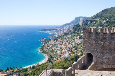 Monako yakınlarındaki Akdeniz kıyısındaki Roquebrune-Cap-Martin 'deki antik şatonun kalesinden deniz manzarası ve Cote d' Azur. Cote d 'Azur boyunca seyahat et..