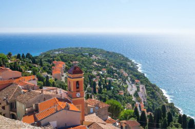 Monako yakınlarındaki Akdeniz kıyısındaki Roquebrune-Cap-Martin 'deki antik şatonun kalesinden deniz manzarası ve Cote d' Azur. Cote d 'Azur boyunca seyahat et..
