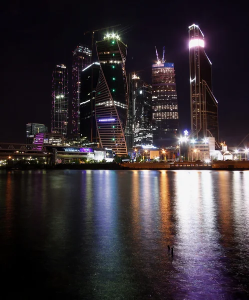 Moskau bei Nacht, Wolkenkratzer — Stockfoto