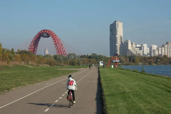 Moskova Şehri 2021 Sonbaharı Krylatskoye Bir Bisiklet Pisti Olan Kürek — Stok fotoğraf