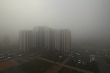 Moskova şehri 2021 Kasım, Kuntsevo bölgesi duman bulutu içinde küçük bir bina