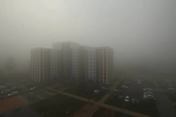 2021年11月21日 莫斯科市昆采沃区一座烟雾弥漫的小建筑 — 图库照片